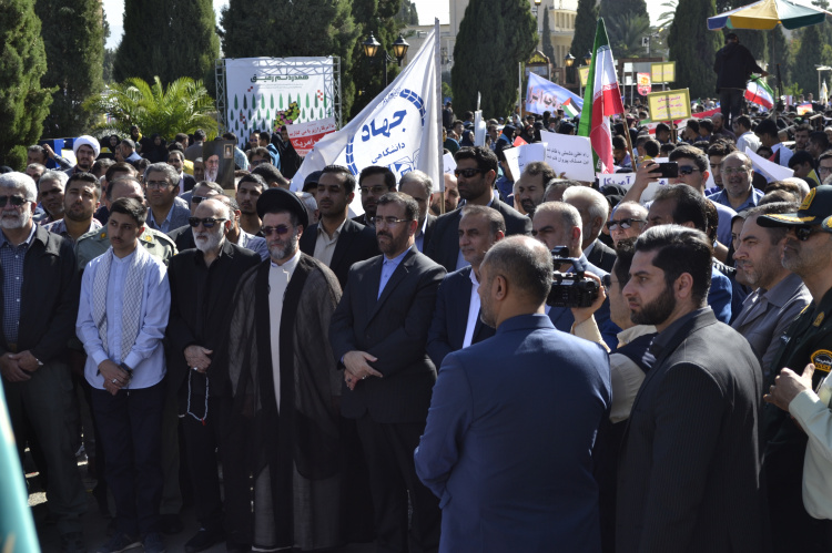 حضور جهادگران جهاد دانشگاهی فارس در تجمع بزرگ ۱۳ آبان