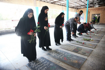 گلباران قبور شهدا توسط جهادگران فارس